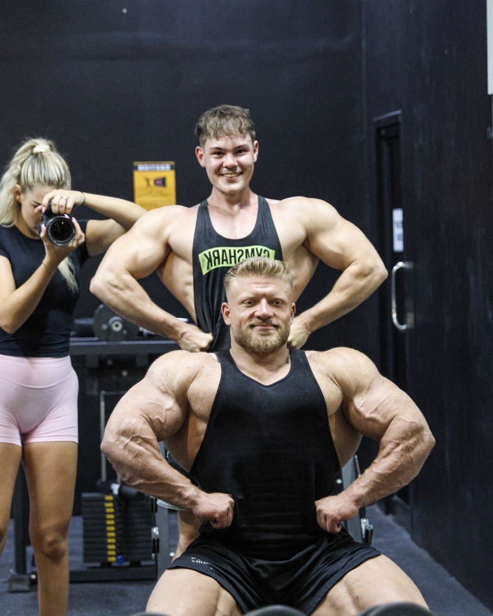 Tobi im Gym mit anderen Athleten
